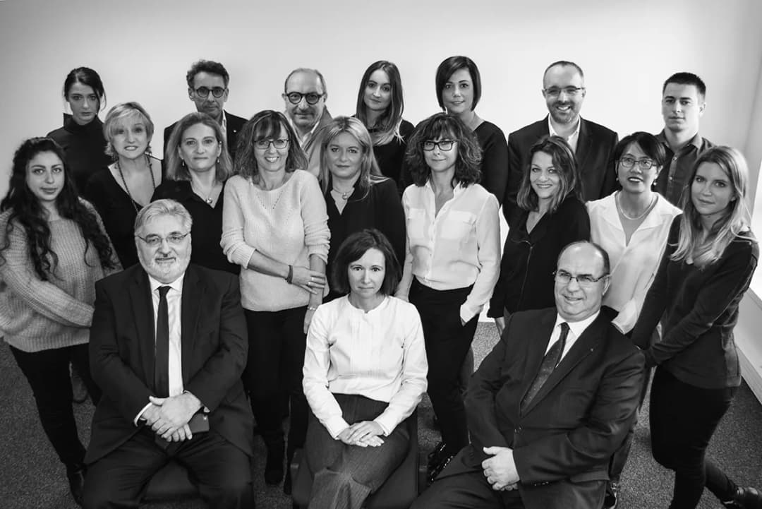 L’équipe du Cabinet GCR réunie pour une photo de groupe, en noir et blanc
